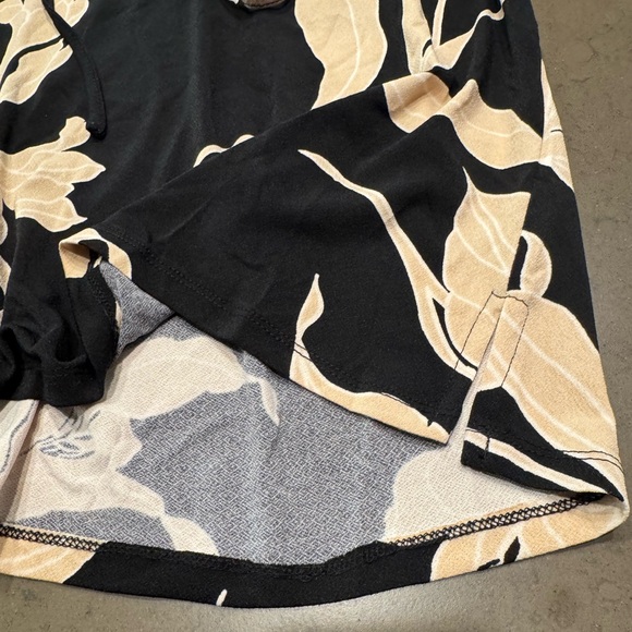 NWT CeCe
Women's Ruffled Sleeve V-Neck Blouse Sz: M - Picture 4 of 9